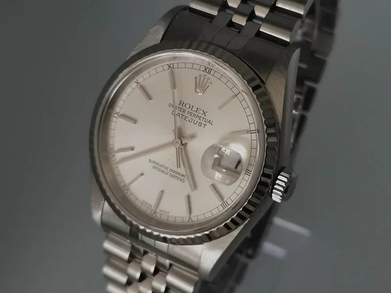 Rolex DateJust 36mm ref. 16234, silver effect with baton hour markers - dial close-up