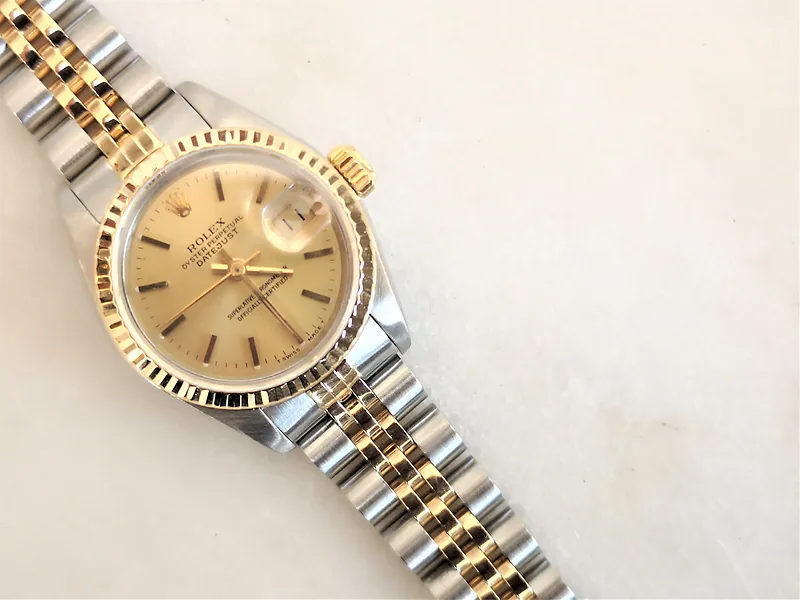 Rolex DateJust 26mm ref. 69173, classic champagne with gold baton hour markers - additional view