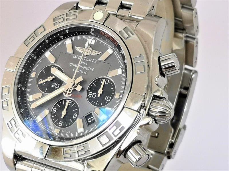 Breitling Chronomat44 ref. AB0110, grey - dial close-up