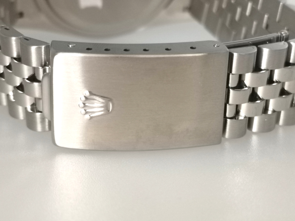 Steel DateJust on jubilee bracelet crown
