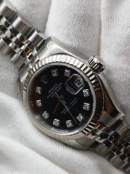 Stand out in this Diamond dot black dial Rolex Datejust side