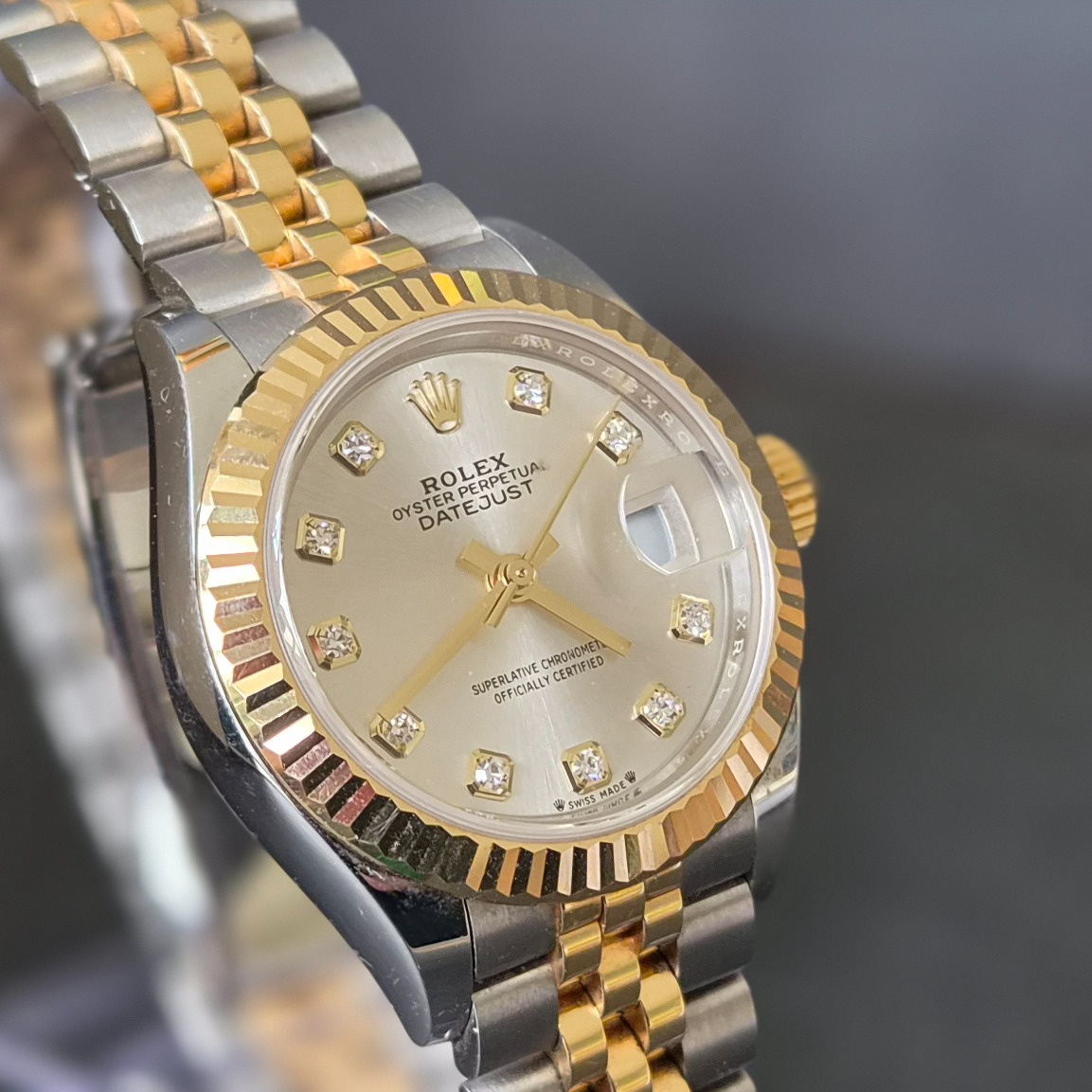 Rolex DateJust 28mm ref. 279173, original silver diamond dot dial - case