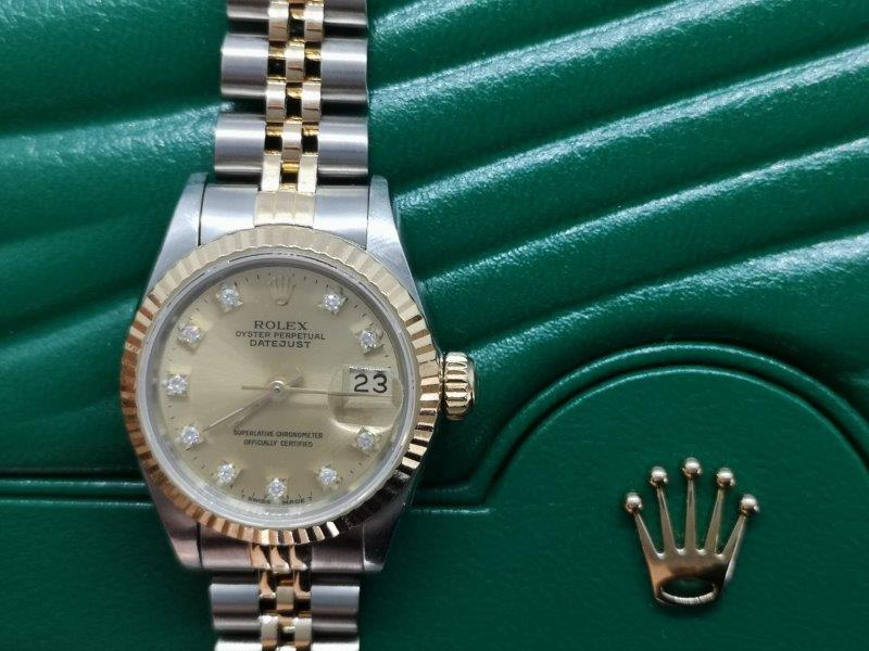 Champagne dial with diamond dot dial front