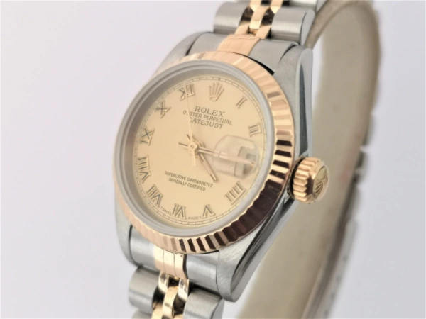 Champagne Roman dial lady DateJust side