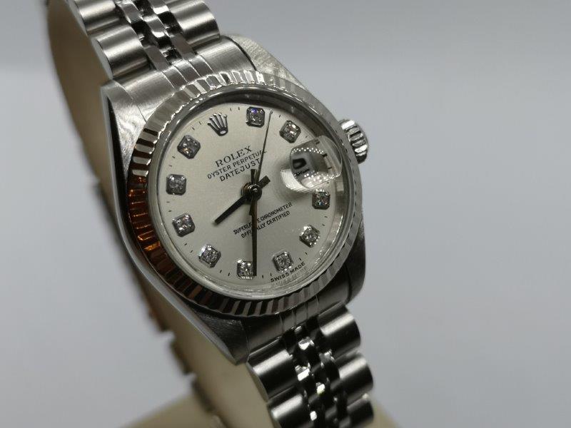With original diamond dot dial this Rolex really dazzles dial
