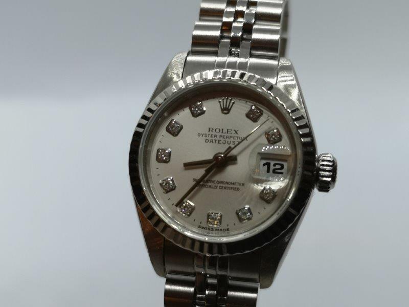 With original diamond dot dial this Rolex really dazzles crown